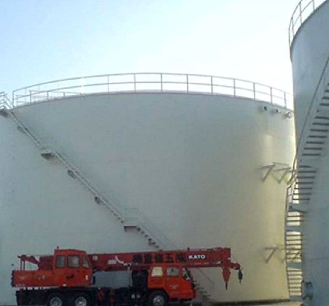Kinetic Engineering crude oil storage tank under construction with mobile crane